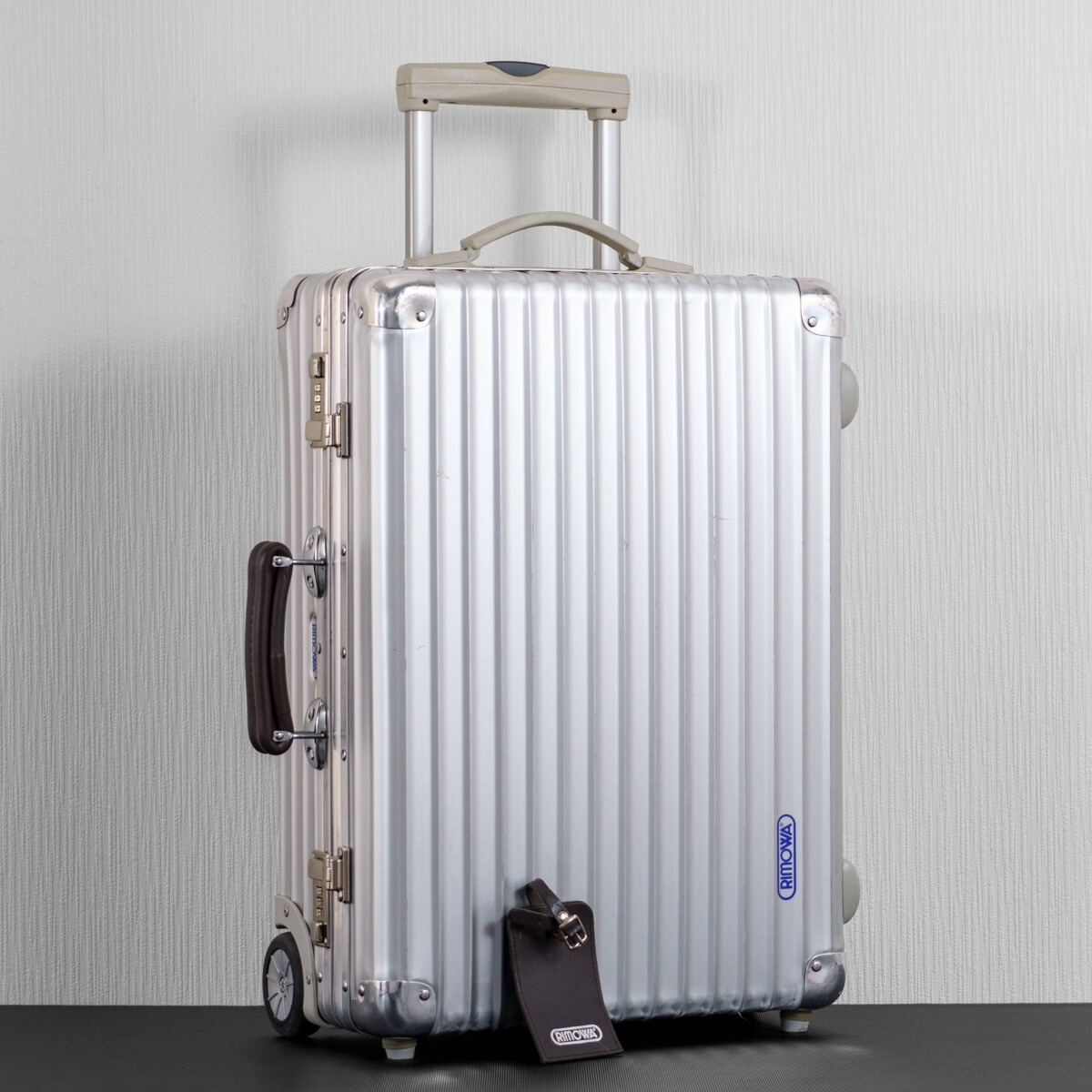 廃盤 RIMOWAクラシックフライト2輪 キャリーケース 33ℓ 機内持ち込み可 Yahoo!オークション -「リモワクラシックフライト2輪」の落札