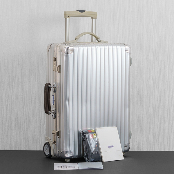 RIMOWA リモワ CLASSIC FLIGHT クラシックフライト 33L 機内持ち込み 2輪 TSAベルト付 キャビン アルミ 銀色 スーツケース キャリーバッグ