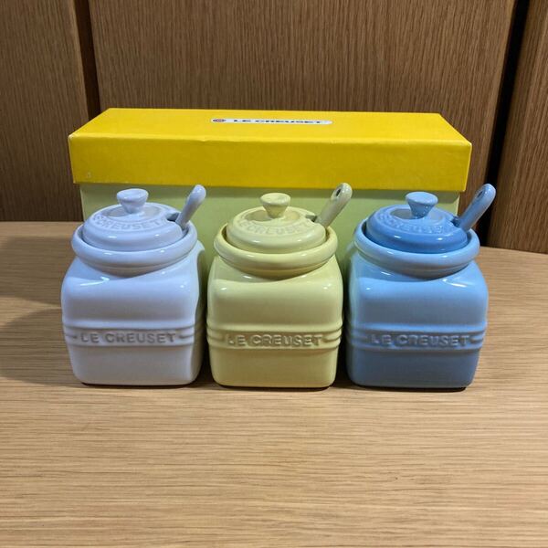 ▼ルクルーゼ≪スプーン付き ミニジャー 3個≫ LE CREUSET 3色 調味料入れ ソース入れ ジャム入れ