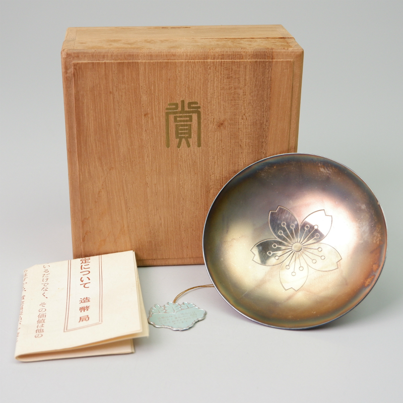 純銀製 直径9cm 家紋入り銀杯 盃 — 古い時代の逸品 木箱付き Yahoo!オークション -「純銀盃」(銀製) (金属工芸)の落札相場