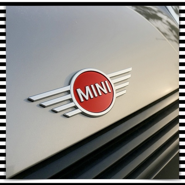 MINNI ミニ クーパー エンブレム レッド シルバー フロント カバー バッジ リア ステッカー クラブマン JCW F55 F56 R55 R56 R60 F60 金属