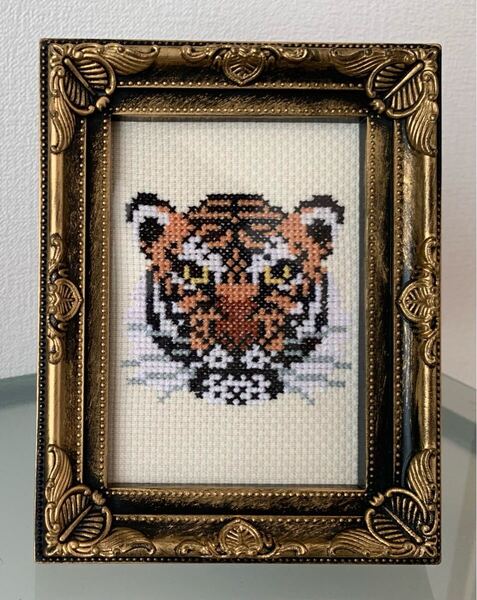 ハンドメイド クロスステッチ刺繍完成品 フレーム入り クロスステッチ 虎 トラ タイガー Tiger インテリア 刺繍 額入り 動物