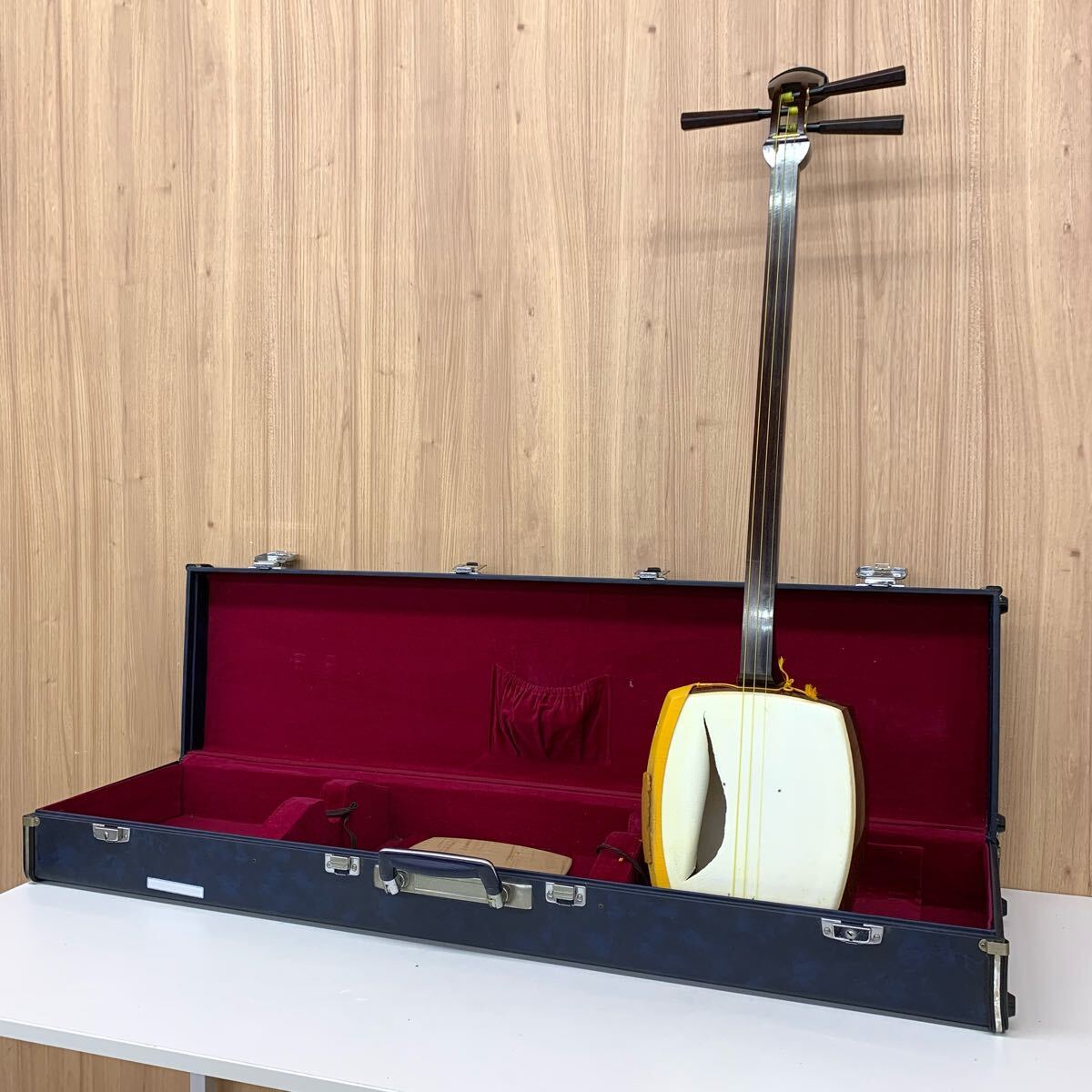 津軽三味線太棹年代物骨董品.金細皮破れなし.ハードケース付 Yahoo!オークション -「三味線 紅木 金細」の落札相場・落札価格