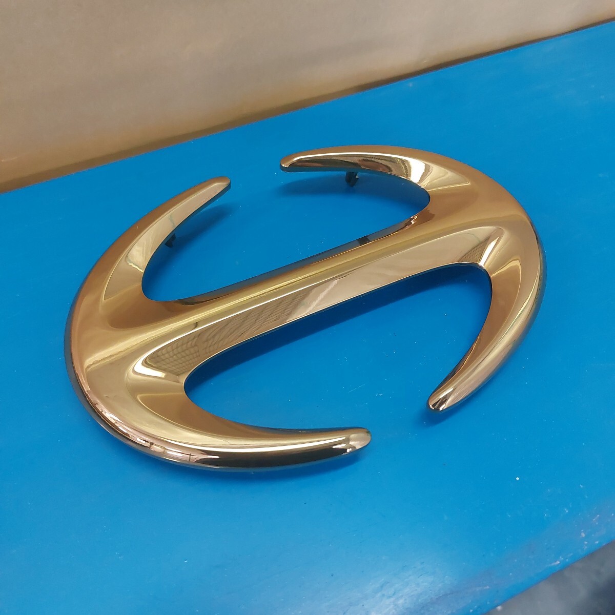 日野バス　HINOエンブレム Amazon | Hino 日野 NEWプロフィア LEDロゴマーク エンブレム HI