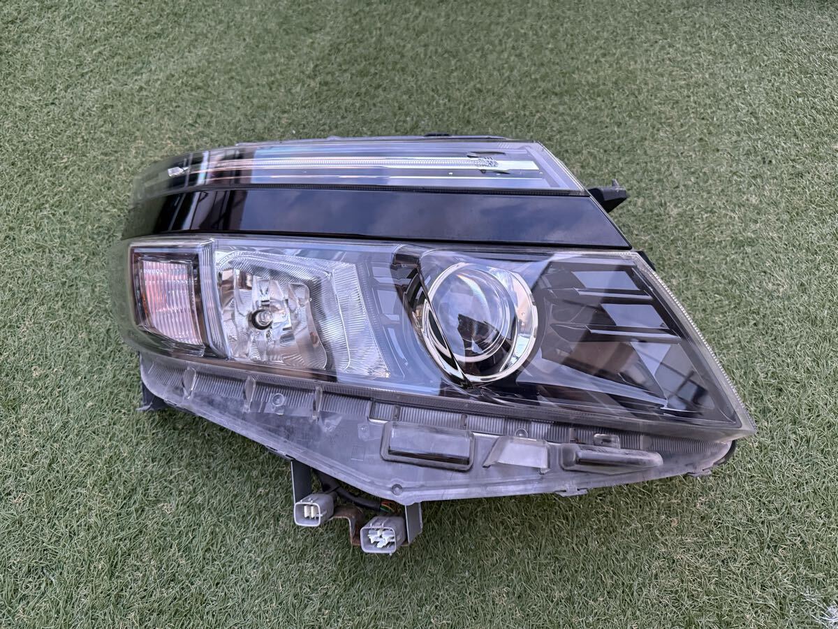 トヨタヴォクシー 80系 右ヘッドランプユニット LED Yahoo!オークション -「80 ヴォクシー ヘッドライト 右」(トヨタ