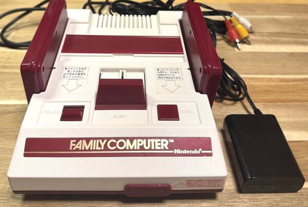 AVファミコン前期型(縦縞対策・ステッカー3種類交換済)AVケーブル・薄型互換ACアダプタ付き