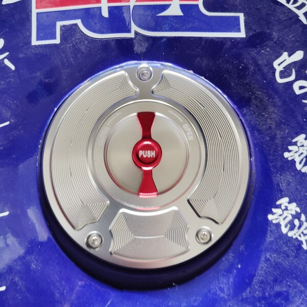 CBR250RR MC22用アルミ タンクキャップ 送料無料! 銀赤 検索用 CBR1000RR NSR250R CBR600RR CB400SF VTR1000 CB1300 CB1000等に!