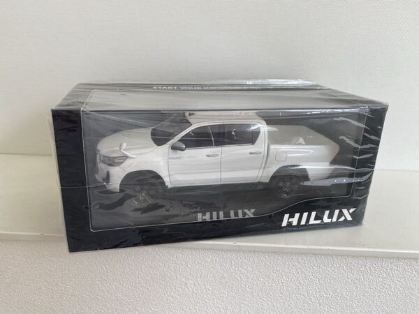 ★送料込み★トヨタ 新型 ハイラックス HILUX ミニカー 1/30 スーパーホワイトⅡ 040 カラーサンプル 色見本 非売品 白 ピックアップ