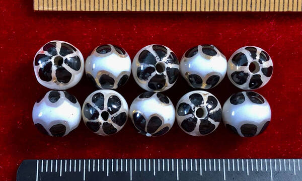 Φ 金粉磁ビーズ Φ Φ10㎜ラウンド玉 工芸美術 純職人手作り 白釉に黒花紋様と金粉縁取り 手芸 ネックレス ブレス 服飾