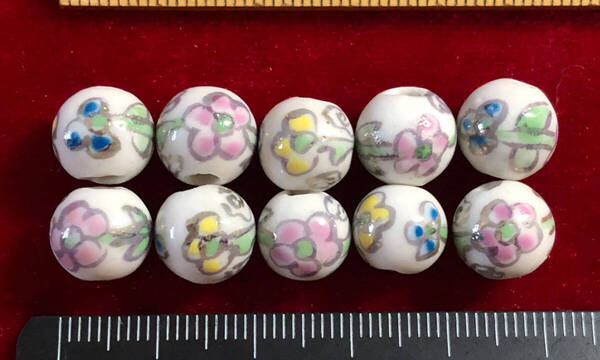 Φ 金粉磁ビーズ Φ Φ10㎜ラウンド玉 工芸美術 純職人手作り 白釉に藍黄桃三色花紋様と金粉縁取り 手芸 ネックレス ブレス 服飾
