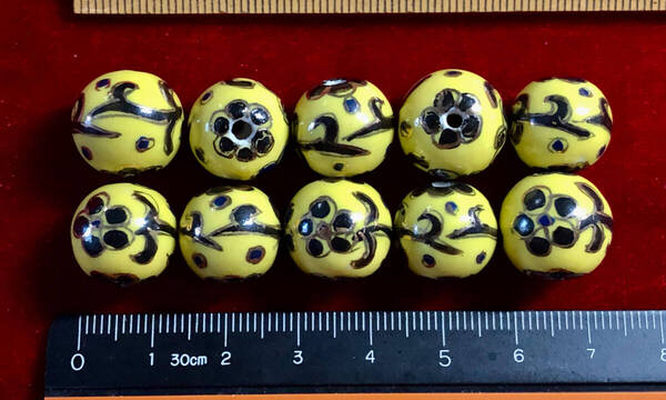 Φ 金粉磁ビーズ Φ Φ13㎜ラウンド玉 工芸美術 純職人手作り 黄色釉に黒の花紋様と金粉縁取り 手芸 ネックレス ブレス 服飾