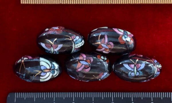 Φ 金粉磁ビーズ Φ 15㎜×25㎜楕円玉5玉を 純職人手作 黒釉に 縁起の良い六色蝶々紋様金粉縁取り 手芸 ネックレス ブレス 服飾
