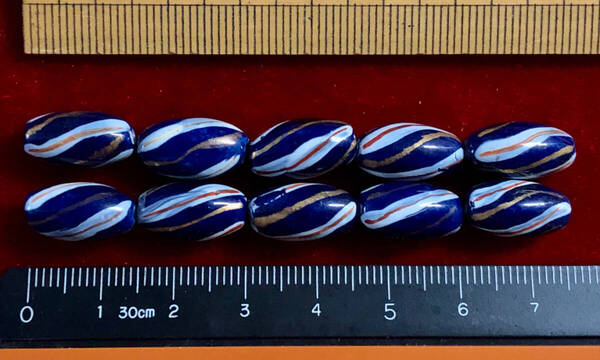 Φ 金粉磁ビーズ Φ 8㎜×15㎜楕円玉10玉を 純職人手作 ダークブルー釉に 三色螺旋紋様金粉縁取り 手芸 ネックレス ブレス 服飾