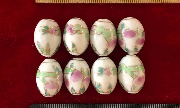 Φ 金粉磁ビーズ Φ 13㎜×18㎜楕円玉8玉を 純職人手作 白釉に 縁起の良いタケノコ紋様金粉縁取り 手芸 ネックレス ブレス 服飾
