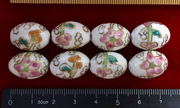 Φ 金粉磁ビーズ Φ 13㎜×18㎜楕円玉 純職人手作 白釉に 縁起の良い金と桃色花紋様金粉縁取り 手芸 ネックレス ブレス 服飾