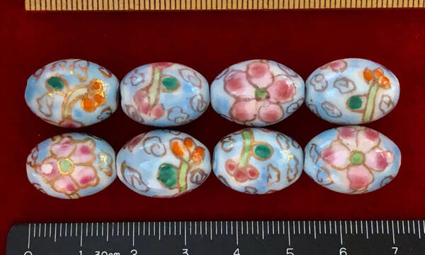 Φ 金粉磁ビーズ Φ 13㎜×18㎜楕円玉 純職人手作 淡いブルー釉に 縁起良い金と桃色花紋様金粉縁取り 手芸 ネックレス ブレス 服飾
