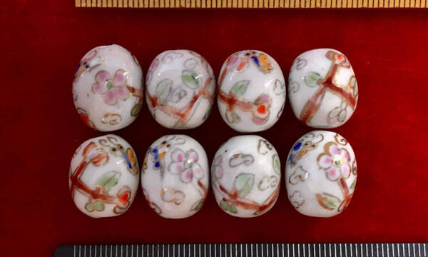 Φ 金粉磁ビーズ Φ 13㎜×15㎜楕円玉 純職人手作 白釉に 縁起良い金枝と桃色花・蝶々紋様金粉縁取り 手芸 ネックレス ブレス 服飾