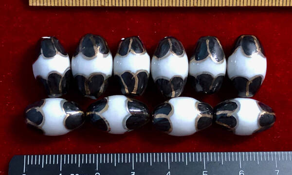Φ 金粉磁ビーズ Φ 11 ㎜×17㎜楕円玉10玉を 純職人手作 白釉に 黒の蓮華紋様金粉縁取り 手芸 ネックレス ブレス 服飾