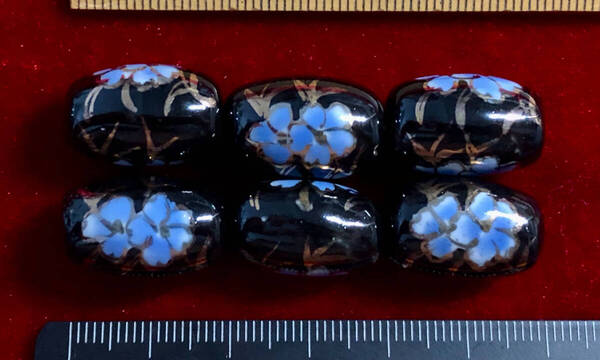 Φ 金粉磁ビーズ Φ 13 ㎜×19㎜楕円玉6玉を 純職人手作 黒釉に 淡いブルー花紋様金粉縁取り 手芸 ネックレス ブレス 服飾