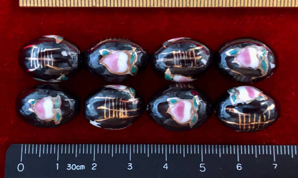 Φ 金粉磁ビーズ Φ 13㎜×18㎜楕円玉8玉を 純職人手作 黒釉に 縁起良い寿と桃紋様金粉縁取り 手芸 ネックレス ブレス 服飾