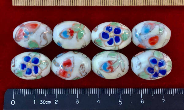 Φ 金粉磁ビーズ Φ 13㎜×18㎜楕円玉8玉を 純職人手作 白釉に 縁起良い赤と藍色の花紋様金粉縁取り 手芸 ネックレス ブレス 服飾