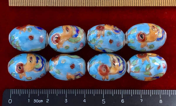 Φ 金粉磁ビーズ Φ 15㎜×20㎜楕円玉8玉を 純職人手作 藍色釉に 可愛いアヒルと水草紋様金粉縁取り 手芸 ネックレス ブレス 服飾