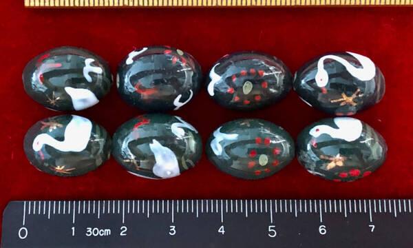 Φ 金粉磁ビーズ Φ 12㎜×17㎜楕円玉8玉を 純職人手作 深緑釉に 可愛い白鳥と水草花紋様金粉縁取り 手芸 ネックレス ブレス 服飾