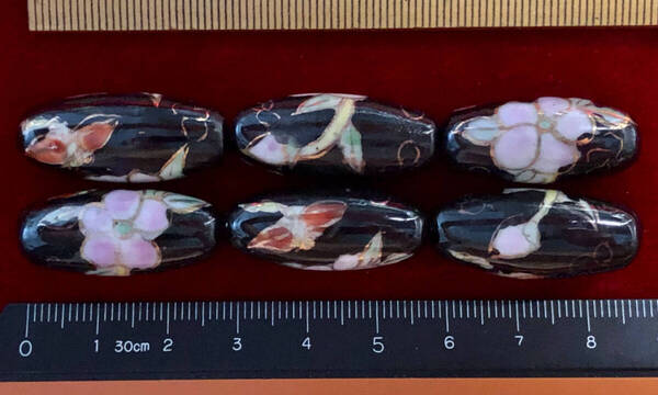 Φ 金粉磁ビーズ Φ 12㎜×30㎜楕円玉6玉を 純職人手作 黒釉に 縁起の良い花と蜻蛉紋様金粉縁取り 手芸 ネックレス ブレス 服飾