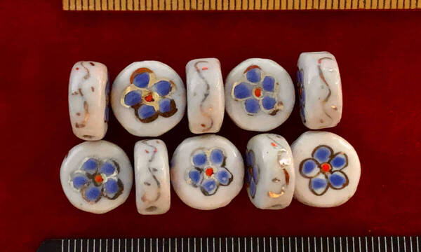Φ 金粉磁ビーズ Φ 厚さ5㎜×Φ12㎜釦玉10玉を 純職人手作り 白釉に 可愛い藍色花紋様金粉縁取り 手芸 ネックレス ブレス 服飾