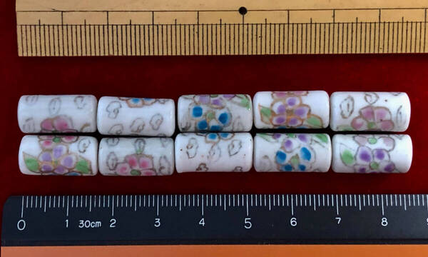 Φ 金粉磁ビーズ Φ 9㎜×17㎜円柱玉10玉を 純職人手作り 白釉に 可愛い二色花紋様金粉縁取り 手芸 ネックレス ブレス 服飾