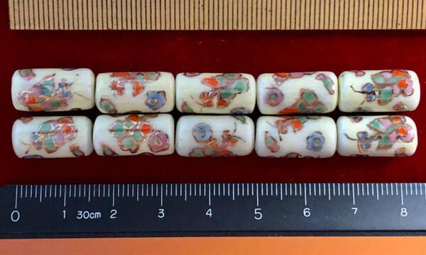 Φ 金粉磁ビーズ Φ 9㎜×17㎜円柱玉10玉を 純職人手作 淡い黄色釉に 可愛い二色蝶々紋様金粉縁取り 手芸 ネックレス ブレス 服飾