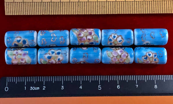 Φ 金粉磁ビーズ Φ 9㎜×17㎜円柱玉10玉を 純職人手作 淡いブルー釉に 可愛い二色花紋様金粉縁取り 手芸 ネックレス ブレス 服飾