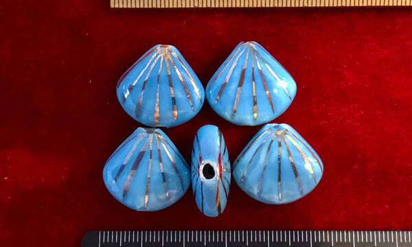 Φ 金粉磁ビーズ Φ 10㎜×20㎜×22㎜帆立玉5玉を 純職人手作 ブルー釉に 帆立貝殻紋様金粉縁取り 手芸 ネックレス ブレス 服飾