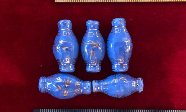 Φ 金粉磁ビーズ Φ 6㎜×12㎜×24㎜花瓶型玉5玉を 純手作り ブルー釉に 窓越し竹意匠紋様金粉縁取り 手芸 ネックレス ブレス 服飾