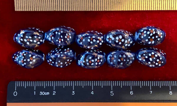 Φ 金粉磁ビーズ Φ 10㎜×16㎜四面体玉5玉を 純職人手作り ダークブルー釉に 小花紋様金粉縁取り 手芸 ネックレス ブレス 服飾