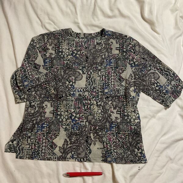 半袖カットソー 500円超10%オマケ 肩幅38身幅49着丈57袖35cm ポリエス100% 薄手少し透ける 肩パッド 裾スリット 灰色系柄 日本製