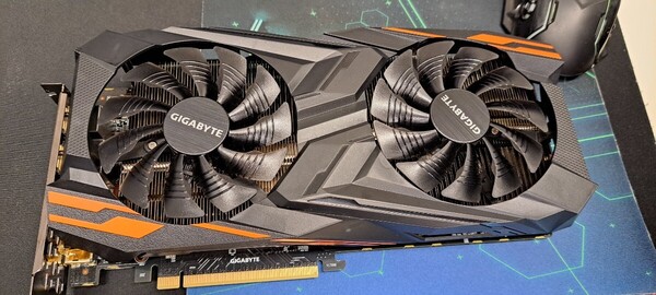 【希少品】6画面マルチモニター対応グラフィックボードGIGABYTE GV-RXVEGA56GAMING動作品。DP3、HDMI3出力。GTX2070ti相当性能です。