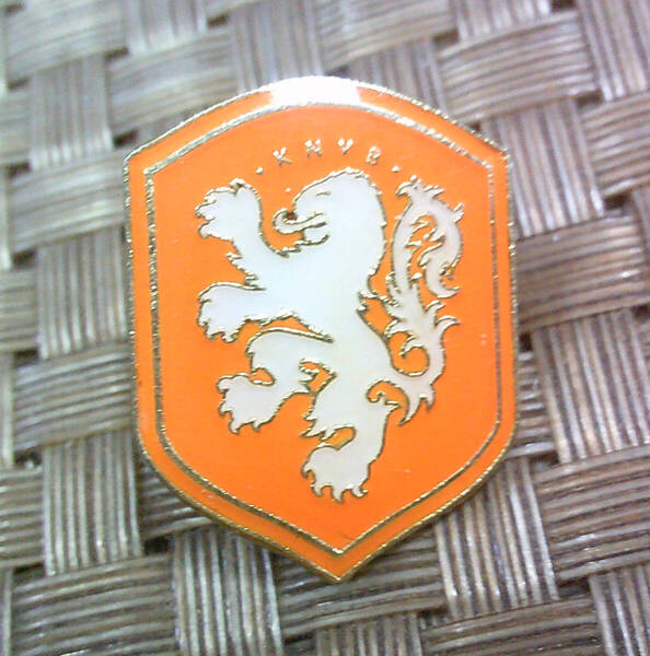 《橙HL白獅子》■新品 ◇サッカー オランダ代表 Netherlands チーム フットボール■金属ピンバッジ バッチ■ロックバンド.Music 音楽