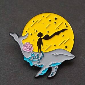 《黄流れ星FR鯨遊泳星王子》『星の王子さま』■新品■星の王子さま クジラ 宇宙惑星 流れ星 ピンバッジ バッチ■ ■おしゃれ ファッション