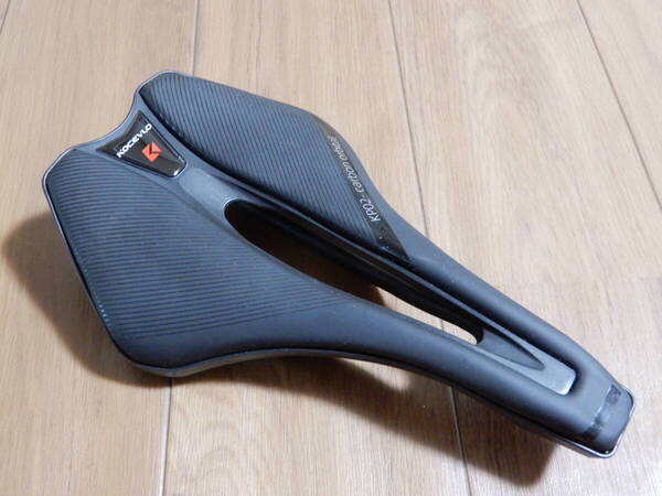 新品 119g フルカーボンサドル