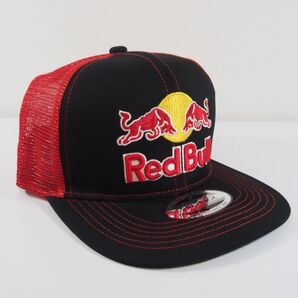 【新品・送料無料】 17 黒/赤/直ツバ REDBULL 刺 キャップ メッシュキャップ レッドブル