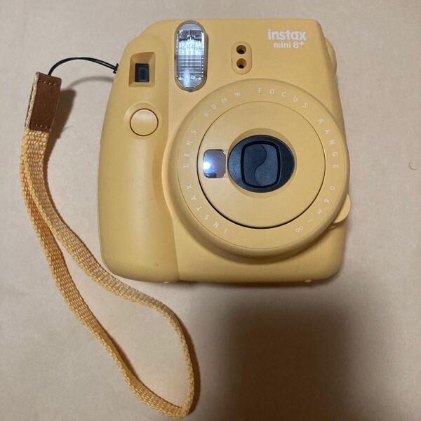 送料無料 FUJIFILM instax mini 8 プラス + 本体 ストラップ付 インスタックス ミニ インスタントカメラ チェキ 8+ イエロー ハニー