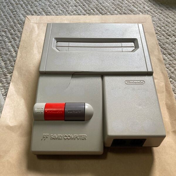 送料無料 FC ニューファミコン HVC-101 動作OK 本体のみ ファミコン ファミリーコンピュータ Nintendo FAMILY COMPUTER NEW FAMICOM AV仕様