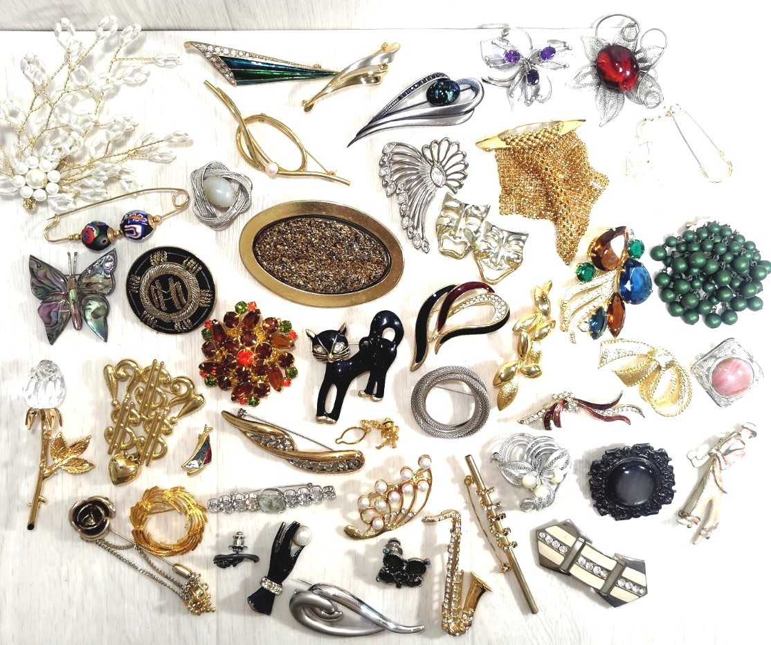 ヴィンテージ アクセサリー ブローチ　等　 大量　まとめ　ゴールド/シルバーカラ