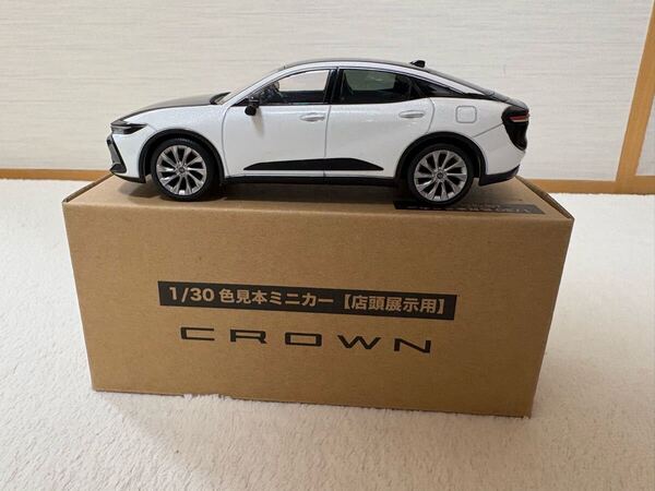 トヨタ クラウンクロスオーバー カラーサンプルミニカー(1/30 スケール)ブラック×プレシャスホワイトパール☆店頭展示用☆非売品☆