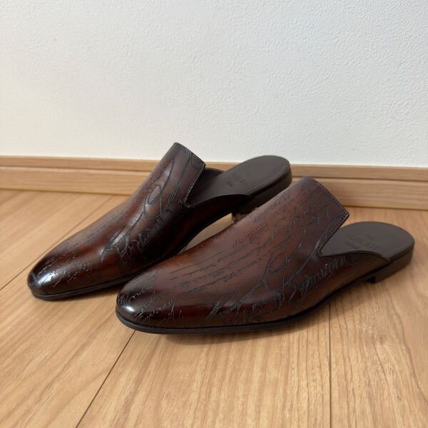 新品同様 定価22.4万円 ベルルッティ サイラスオマーン カリグラフィースクリットレザーシューズ 9.5 スリッポン 革靴 ブラウン 正規品