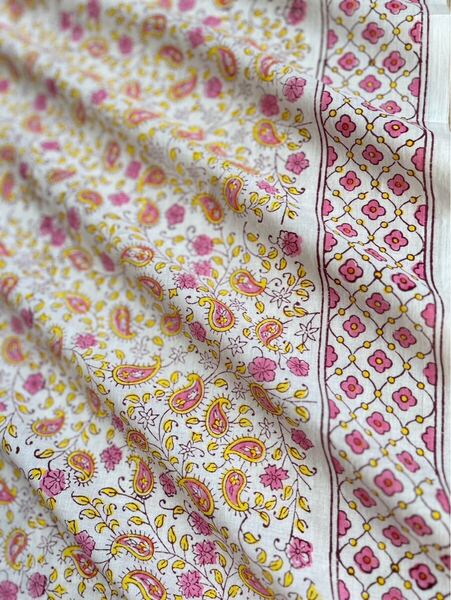 インド綿 3m ブロックプリント 黄ピンクの小花柄 ハンドブロックプリント ハンドメイド 手仕事 更紗 木綿 木版印刷 カットクロス