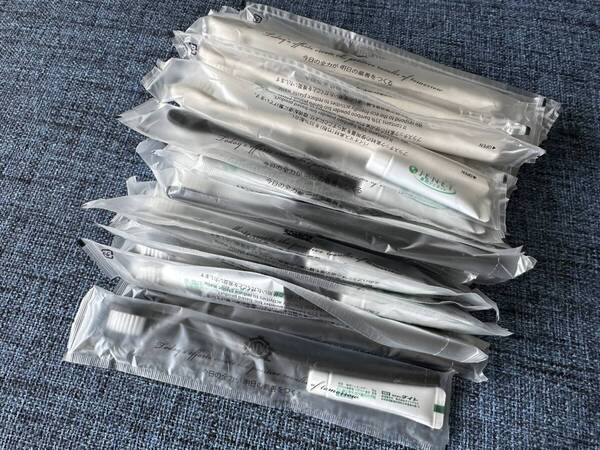 ★ APA ホテル 高品質歯ブラシ 黒×25本、白×15本、Schick 4枚刃ヒゲ剃り×30個、ボディタオル×4枚 未開封品 全74点セット クーポン消化