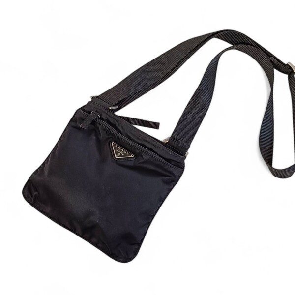 【美品】 正規品 PRADA プラダ ミニショルダーバッグ サコッシュ 三角ロゴ 黒 ブラック 斜め掛け 肩掛け ポシェット 男女兼用 ユニセックス
