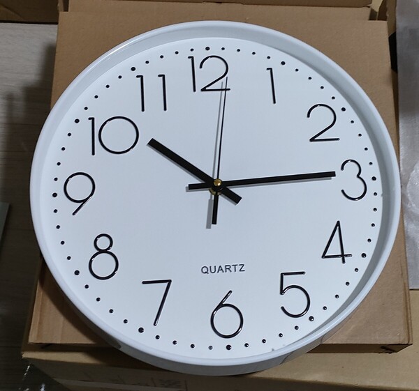 【送料無料】新品 掛け時計 壁掛け時計 静音 オシャレ 文字が見やすい 白 ホワイト 直径30cm インテリア 北欧 連続秒針 シンプル